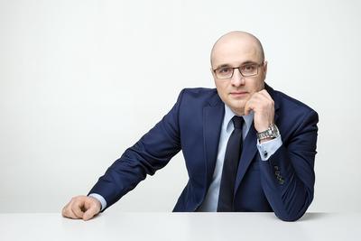 KARA ZA BIZNES: Gdy firma odpowiada za szkodę na zasadzie ryzyka, czyli bez wskazywania winnego, poszkodowany ma łatwiejsze zadanie przy dochodzeniu swoich praw przed sądem — jeśli wykaże, że przyczyną był ruch przedsiębiorstwa. W ocenie Emila Zalewskiego, adwokata z kancelarii Argon Legal, w pewnych przypadkach takie uproszczenie procesu można uznać za formę „kary” dla przedsiębiorcy za sam fakt prowadzenia firmy.