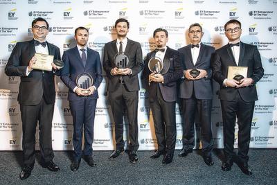 ELITA
BIZNESU: Laureatami konkursu EY Przedsiębiorca Roku w tegorocznej edycji
zostali (od lewej): Adam Mokrysz, Krzysztof Kostowski, Filip Granek, Bartłomiej
Skrzydlewski, Edward Bajko i Jarosław Królewski.