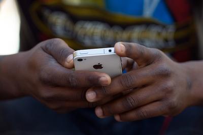 Jaki będzie nowy iPhone? To pytania zadają sobie analitycy i fani gadżetu Apple (fot. Bloomberg)