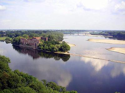 Widok na ruiny spichlerza należącego do Twierdzy Modlin (FOT. Wojsyl/Wikipedia Commons)