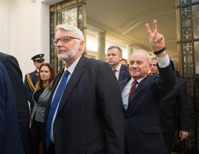Posłowie wychodzą z sali kolumnowej