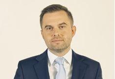 Bankowiec: Janusz Władyczak, od wczoraj prezes KUKE, wcześniej
pracował m.in. w PKO TFI, gdzie był dyrektorem departamentu produktów
inwestycyjnych, Raiffeisenie i Credit Agricole.