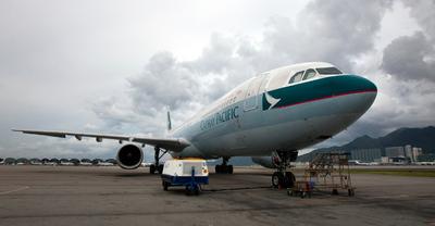 Samolot linii Cathay Pacific (fot. Bloomberg)
