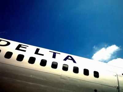 Brandi DeLaO, mieszkanka stanu Georgia, otrzyma 80 tys. USD odszkodowania od linii lotniczych Delta Airlines, po tym jak w trakcie lotu została ona ukąszona przez pająka
