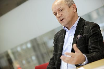OBYWATEL: Nasza firma mogłaby mieć siedzibę w każdym zakątku świata, ale jestem lokalnym patriotą — przyznaje Stefan Bieszczad, założyciel, większościowy udziałowiec i prezes Suretu. To nie są puste słowa. Stefan Bieszczad, bezpartyjny, jest radnym sejmiku województwa podkarpackiego, gdzie kieruje komisją infrastruktury. Przez dwie kadencje był przewodniczącym rady miasta Dębica, a przez jedną — rady powiatu. Wspiera lokalną edukację, służbę zdrowia i kulturę, m.in. organizując i sponsorując doroczne Dni Kultury.
