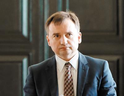 BEZ ZWŁOKI: Zbigniew Ziobro, minister sprawiedliwości i prokurator generalny, podkreśla, że zarzuty wobec szefa GetBacku postawiono w ciągu półtora miesiąca od donosu KNF, podczas gdy w przypadku Amber Gold prokuratura potrzebowała na to dwóch lat i ośmiu miesięcy.
