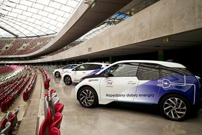 ZGODNIE Z PLANEM ROZWOJU: Zainicjowany przez PGE program e-Mobility wpisuje się w cel strategiczny wyznaczony przez Ministerstwo Energii, który nakreśla perspektywę miliona samochodów elektrycznych na polskich drogach w roku 2025. Ministerstwo Energii pracuje nad tym projektem w ramach Planu Rozwoju Elektromobilności.