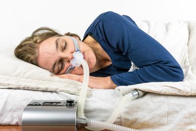 Najistotniejszy czynnik ryzyka obturacyjnego bezdechu sennego to otyłość. Ocenia się, że zaledwie
20 proc. cierpiących na bezdech ma prawidłowy wskaźnik BMI. Z kolei w
grupie chorych z opornym nadciśnieniem tętniczym prawie 97 proc.
mężczyzn i 65 proc. kobiet ma bezdech.