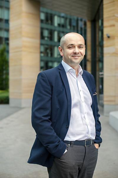NOWY BIZNES: Artur Zabielski, odpowiedzialny za sprzedaż i klientów w polskim Providencie, uważa, że z powodu ewolucji rynku pożyczkowego firmy muszą szukać nowych źródeł przychodów. Wchodząc w sprzedaż ubezpieczeń, wierzy, że mocną stroną Providenta, atrakcyjną dla ubezpieczycieli, jest baza klientów i rozbudowana sieć sprzedawców, oplatająca całą Polskę.