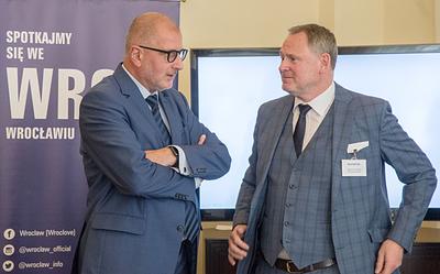 Dobra inwestycja: Mistrzem w tworzeniu nowych miejsc pracy w Europie jest Dolny Śląsk, ale trzeba podkreślić, że połowa z nich tworzona jest we Wrocławiu - mówi Rafał Dutkiewicz, prezydent Wrocławia (z lewej). - Decyzja ta pozwoli nam zwiększyć dokładność i szybkość realizacji naszych codziennych działań biznesowych – przekonuje Stefan Kaufmann, dyrektor wykonawczy w firmie Olympus.