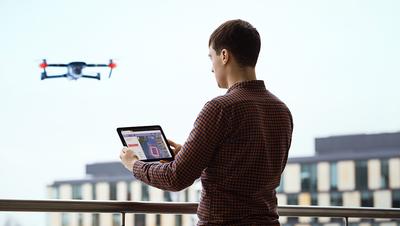 WYKRYJ
DRONA: Trójmiejska spółka Advanced Protection Systems (APS) oferuje system
wykrywania i zagłuszania dronów, które stanowią ogromne niebezpieczeństwo dla
lotnisk, rafinerii czy budynków rządowych.
