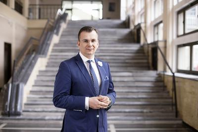 POD
ZNAKIEM INNOWACJI: Adam Hamryszczak, wiceminister inwestycji i rozwoju,
podkreśla, że w 2019 r. najwięcej unijnych pieniędzy będzie przeznaczonych na
powstawanie i rozwój nowatorskich rozwiązań.