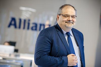 UBYŁO SZEFÓW Krzysztof
Szypuła, wiceprezes Allianza odpowiedzialny za sieć sprzedaży, odzyskał
kontrolę nad siecią agentów, spłaszczając strukturę. Zmiana modelu uwolniła
pieniądze na nowe projekty.