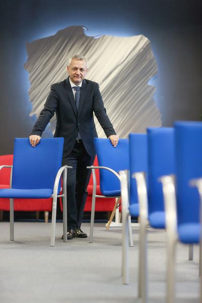 KONTROWERSYJNA
USTAWA: Ambicją Marka Zagórskiego, szefa resortu cyfryzacji, jest cyfryzacja
państwa i znoszenie barier na drodze do rozwoju fintechów. Tymczasem pilotuje
prace nad ustawą, która może go ograniczyć.
