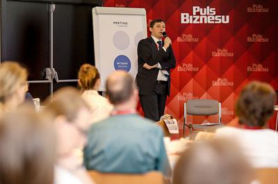 KURTUAZYJNE
BŁĘDY: Paweł Kułak, radca prawny z kancelarii Schoenherr, mówił, że najczęściej
do porozumień przetargowych dochodzi między podmiotami ubiegającymi się o
wykonanie zamówienia publicznego. Zawierane między nimi np. umowy kurtuazyjne
mają uwiarygodnić, że postępowanie przetargowe ma charakter konkurencyjny, a
część ich ofert celowo zawiera błędy.