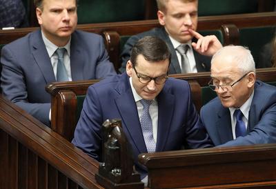 NAJPIERW
DROŻEJ, PÓŹNIEJ TANIEJ: Premier Mateusz Morawiecki i Krzysztof Tchórzewski,
minister energii przedstawili przepisy dające firmom energetycznym czas do
kwietnia na renegocjowanie umów z klientami i wyrównanie kosztów podwyżek,
które nastąpią od stycznia.
