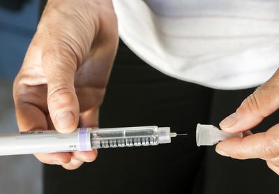 Insulina, przyjmowana w nadmiarze, prowadzi do rozregulowania ośrodków łaknienia, zwiększając ryzyko otyłości.