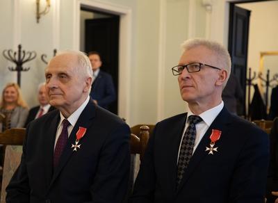 Od lewej: prof. Włodzimierz Kargul i prof. Jarosław Kaźmierczak podczas uroczystości odznaczenia Orderem Odrodzenia Polski.