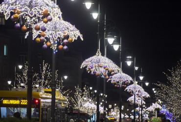 Warszawa zimą Świąteczna dekoracja mogła już się znudzić mieszkańcom. Od kilku lat
oglądali te same światełka na drzewach i latarniach oraz świecące
rzeźby. W tym roku wygasła jednak dotychczasowa umowa z wykonawcą iluminacji. Nową, na kolejne kilka sezonów, podpisała ta sama spółka, ale miasto postawiło nowe wymagania. I zapłaci więcej