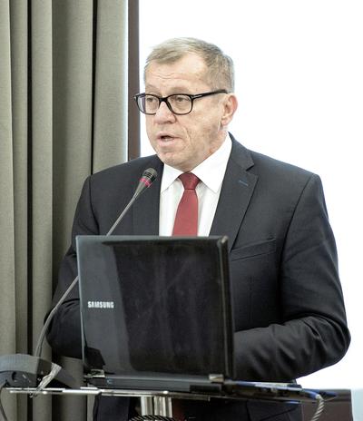 Prof. dr hab. n. med. Mirosław Ząbek, specjalista neurochirurgii, kierownik Kliniki Neurochirurgii CMKP Szpitala Bródnowskiego w Warszawie, wieloletni konsultant krajowy w dziedzinie neurochirurgii.