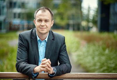 ZWERYFIKUJ: — Przed rozpoczęciem współpracy z firmą faktoringową warto sprawdzić dostępne oferty i zapoznać się z opiniami firm, które już skorzystały z usług danego faktora — radzi Jerzy Dąbrowski, dyrektor generalny firmy faktoringowej Bibby Financial Services.