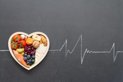 W diecie wspomagającej leczenie hipolipemizujące głównym źródłem tłuszczów powinny być kwasy omega-3 i omega-6.