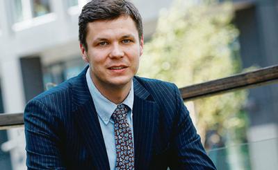 NIE TYLKO NA ZAMÓWIENIE: Wojciech Dreżewski uważa, że wycieraczka nie musi być nudna, może też mówić coś o mieszkańcu domu. I na tym przekonaniu oparł biznes — firmę Wycie-raczka. Fot. Marek Wiśniewski