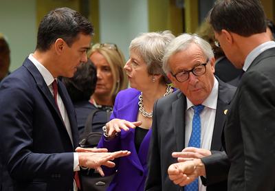 Powtarzalny obrazek – na kolejnych szczytach premier Theresa May przekonuje szefów innych rządów do swoich racji, ale bezskutecznie.