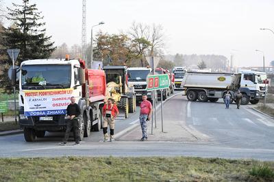 WAKACJE
BEZ WYPŁATY: PKP PLK poinformowały, że Astaldi już od czerwca nie wystawiał
faktur i nie otrzymywał płatności. Okazuje się, że nie rozliczał się też
terminowo z podwykonawcami.