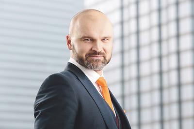 ZNALAZŁ INWESTORA: Rafał Brzoska, twórca, prezes i główny akcjonariusz
Integera.pl, od dawna poszukiwał inwestora dla swojej grupy. Teraz, gdy
spółka szybko potrzebuje pieniędzy na spłatę długów, znalazł fundusz
Advent, który deklaruje wyłożenie 0,5 mld zł na refinansowanie
zadłużenia i rozwój spółki. Cena, jaką daje w wezwaniu, może jednak
okazać się zbyt niska.