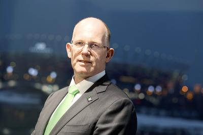 EUROPEJSKI JOBS: Wchodzę w przedsięwzięcia, które dzięki przełomowym technologiom tworzą nowy przemysł — mówi Kees Koolen, prezes Lithium Werks. Studiował na uniwersytecie Twente w holenderskim Enschede. Nie ukończył go, ale założył firmę doradczą i inwestował w internetowe start-upy. Został jednym z założycieli Booking.com, a w 2005 r. sprzedał platformę za 110 mln EUR (pozostał jej prezesem do 2011 r.). W 2013 r. jego majątek został wyceniony na 115 mln EUR. Gdy Uber otworzył w Amsterdamie siedzibę, Kees Koolen został dyrektorem zarządzającym.