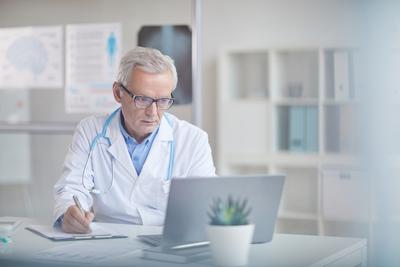 Samo ustalenie prawa do emerytury niczego nie zmienia w sytuacji pracownika, który chce nadal pracować, choćby dla uzyskania wyższej emerytury, należnej z osiągnięciem wieku emerytalnego. Ochrona ustaje dopiero w momencie rozpoczęcia pobierania emerytury.