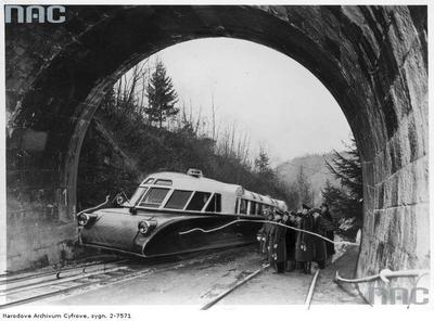 Przejazd wagonu spalinowego „Lux-Torpeda” przez Tunel w Kamionce Wielkiej, 1940-02.