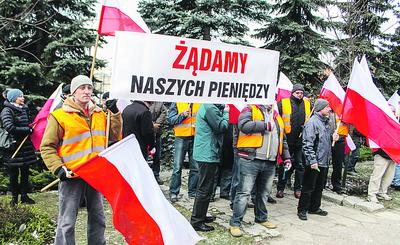SIEĆ JEST, KASY BRAK: Wśród firm, które domagają się pieniędzy za zbudowanie sieci światłowodowej na Podkarpaciu oraz Warmii i Mazurach, pierwsze skrzypce grają TP Teltech i Alcatel-Lucent z roszczeniami liczonymi w dziesiątkach milionów złotych. O swoje walczą też mniejsi podwykonawcy, którzy pikietowali przed urzędem marszałkowskim w Olsztynie.
