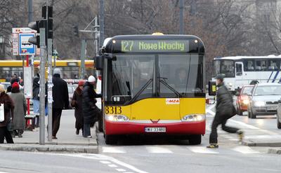 PRZYCZYNY
SPADKU: Lokalne przewozy autobusowe są zazwyczaj nierentowne. Do miejskich też
trzeba sporo dopłacać, a i tak pasażerowie wolą stać w korkach siedząc w
samochodzie, a nie w autobusie. Dlatego też ten rodzaj transportu traci na
popularności.