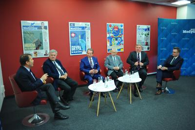 Od lewej prof. dr hab. n. med. Marek Kulus, dr hab. n. med. Andrzej Dąbrowski, prof. dr hab. n. med. Piotr Kuna, prof. dr hab. n. med. Jerzy Kruszewski, prof. dr hab. n. med. Marek Jutel oraz prowadzący debatę red. Bartosz Kwiatek.