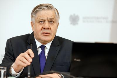 TRUDNE: Już w maju do Krzysztofa Jurgiela, ministra rolnictwa, trafiały alarmujące listy, m.in. wiceprezesów ARiMR, w sprawie opóźnień we wdrażaniu oprogramowania w agencji. Obawiano się trudności z dokończeniem płatności za 2016 r. i wypłatą puli za następny rok. Ostatecznie ubiegłoroczne wypłaty udało się zrealizować do końca czerwca...