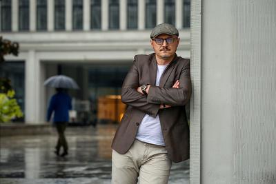 W
TŁOKU UJDZIE Gdy łatwo ukryć się w bezimiennej masie,
ludzie wymagają od siebie mniej — mówi Jakub Urbański, trener biznesu i
wykładowca Akademii Leona Koźmińskiego w Warszawie.