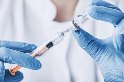 Firma Moderna rozpoczęła trzecią fazę badań klinicznych potencjalnej szczepionki przeciw koronawirusowi SARS-CoV-2.