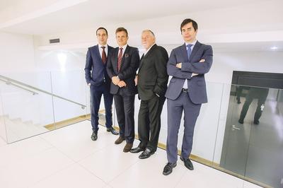 NA OSTATNI GUZIK: Marcin Konarski, dyrektor inwestycyjny Avallonu, Andrzej Odzioba, przyszły prezes Wosany, Paweł Łysoń, twórca Wosany, i Marcin Stamirowski, menedżer inwestycyjny Avallonu, dopięli właśnie transakcję kupna-sprzedaży producenta wody, soków i napojów z Andrychowa.