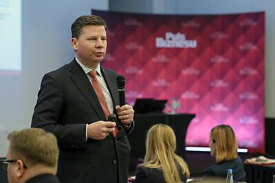 BEZ UZUPEŁNIEŃ Xawery Konarski, starszy partner w kancelarii Traple Konarski Podrecki i Wspólnicy, podkreślił, że RODO stosuje się również do wcześniej zebranych i przetwarzanych danych osobowych, chyba że z treści określonego przepisu wynika co innego. Jego zdaniem, mimo że przyszłe obowiązki wymagają przekazania klientom o wiele więcej informacji niż obecnie, nie będzie potrzeby ich uzupełniania. Jest to wyraźnie określone w art. 13 unijnego rozporządzenia.