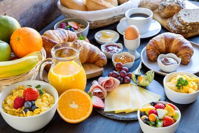 Z metaanalizy opisanej w "BMJ" wynika, że osoby spożywające śniadania przyjmują średnio 260 kcal dziennie więcej i ważą 0,44 kg więcej niż osoby opuszczające śniadania.