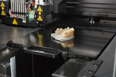 Zastosowanie drukarek 3D w stomatologii Dzięki drukarkom 3D powstają modele dokładniejsze niż te z tradycyjnych wycisków, które służą do wykonania idealnie pasujących licówek, wkładów, nakładów czy koron protetycznych.