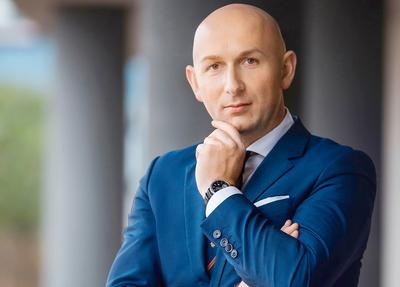 DOBRY
ROK: 14 firm, które w tym roku zdecydowały się na inwestycje w Specjalnej
Strefie Ekonomicznej Starachowice, kierowanej przez Marcina Perza, deklaruje
ponad 500 mln zł nakładów i zatrudnienie ponad 340 osób. W ubiegłym roku strefa
wydała pięć zezwoleń, w których firmy obiecały prawie 400 mln zł i 85 etatów.