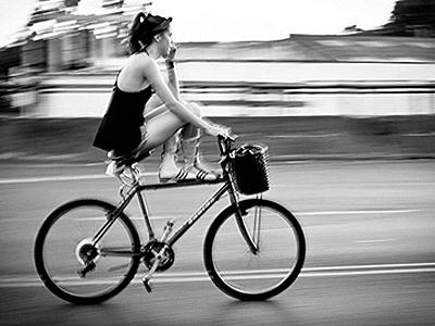Rosnący koszt utrzymania samochodu w USA sprawia, iż młodzi Amerykanie w przedziale wiekowym 18-34 coraz częściej sięgają po alternatywny środek transportu
