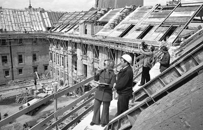 REZYDENCJA WAZÓW: W wyniku odbudowy przywrócono zamkowi wygląd nawiązujący do tego sprzed 1939 r. Zmiany obejmowały m.in. ujednolicenie zdobień elewacji zróżnicowanej wcześniej ze względu na liczne przebudowy.
