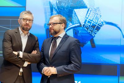 NOWE
OTWARCIE PO LATACH: Na rynku głównym GPW jest grubo ponad 400 spółek, ale tylko
jeden polski ETF. Jego wejście na rynek zainaugurowali uderzeniem w dzwon Adam
Dakowicz, prezes AgioFunds TFI, oraz Robert Sochacki, członek zarządu Beta
Securities Poland.