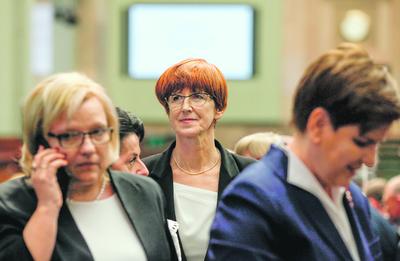 BĘDZIE TRUDNIEJ: Ministerstwo pracy, kierowane przez Elżbietę Rafalską, twierdzi, że zatrudnianie na czarno przez nieuczciwych przedsiębiorców kwitnie dzięki łatwości obchodzenia przepisów. Wkrótce ma się to zmienić.