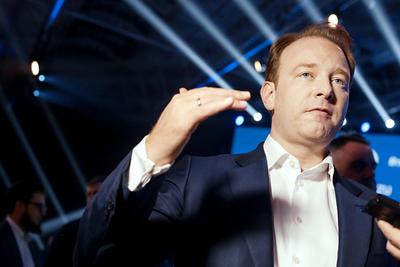Z GESTEM: Paweł Surówka, prezes PZU i szef rady nadzorczej Pekao, zatwierdził wynagrodzenie i premie zarządu banku. Nie żałował pieniędzy, choć sam zarabia 15 średnich krajowych, czyli dwa i pół razy mniej niż prezes banku.