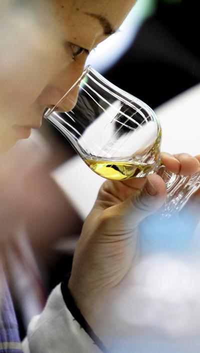 DO DNA: Popyt azjatyckich kolekcjonerów whisky potrafi być bezmierny, co nie tylko podnosi cenową poprzeczkę, ale owocuje otwarciem nowych destylarni. Japońskie whisky już nie zaskakują na półce najdroższych butelek, mimo że sam przemysł narodził się w tym kraju dopiero w latach 20. XX w.